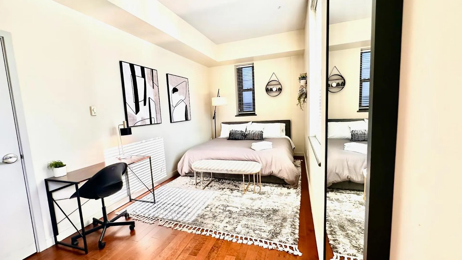 Apartment Charming Downtown Seattle Condo With Water Views